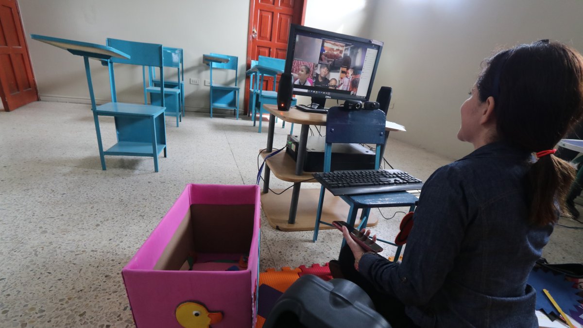 Los colegios trabajan bajo la modalidad virtual. Los maestros se las ingenian para ofrecer a los niños una educación de calidad.