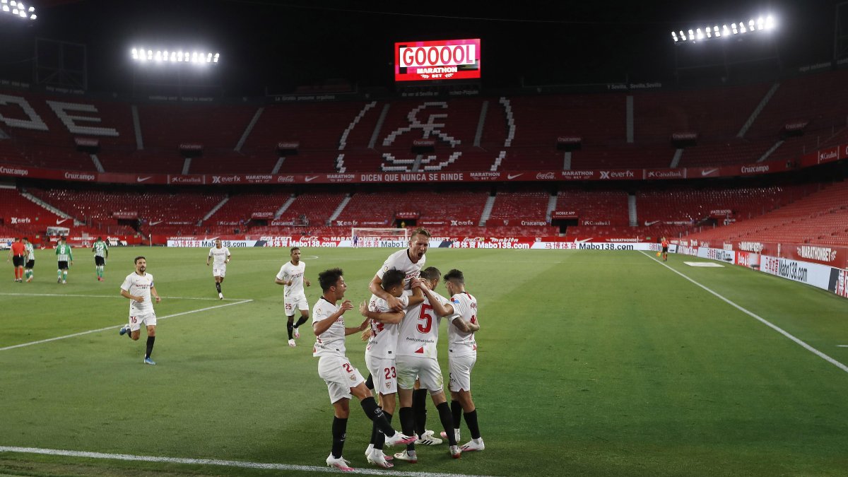 Los jugadores del Sevilla celebran el primer tanto en la victoria sobre el Betis.