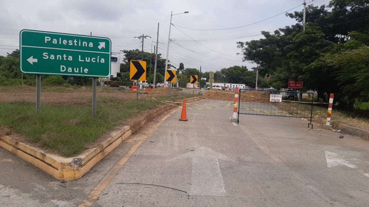 La entrada al cantón Palestina, provincia del Guayas, permanecía obstaculizada.