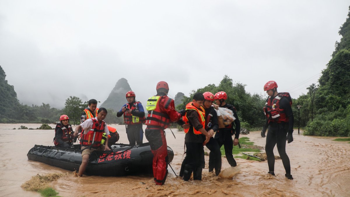 YANGSHUO. Al menos 19 personas han muerto, 10 permanecen desaparecidas y 2,63 millones se han visto afectadas por las inundaciones provocadas por lluvias torrenciales en el centro y el sur de China.