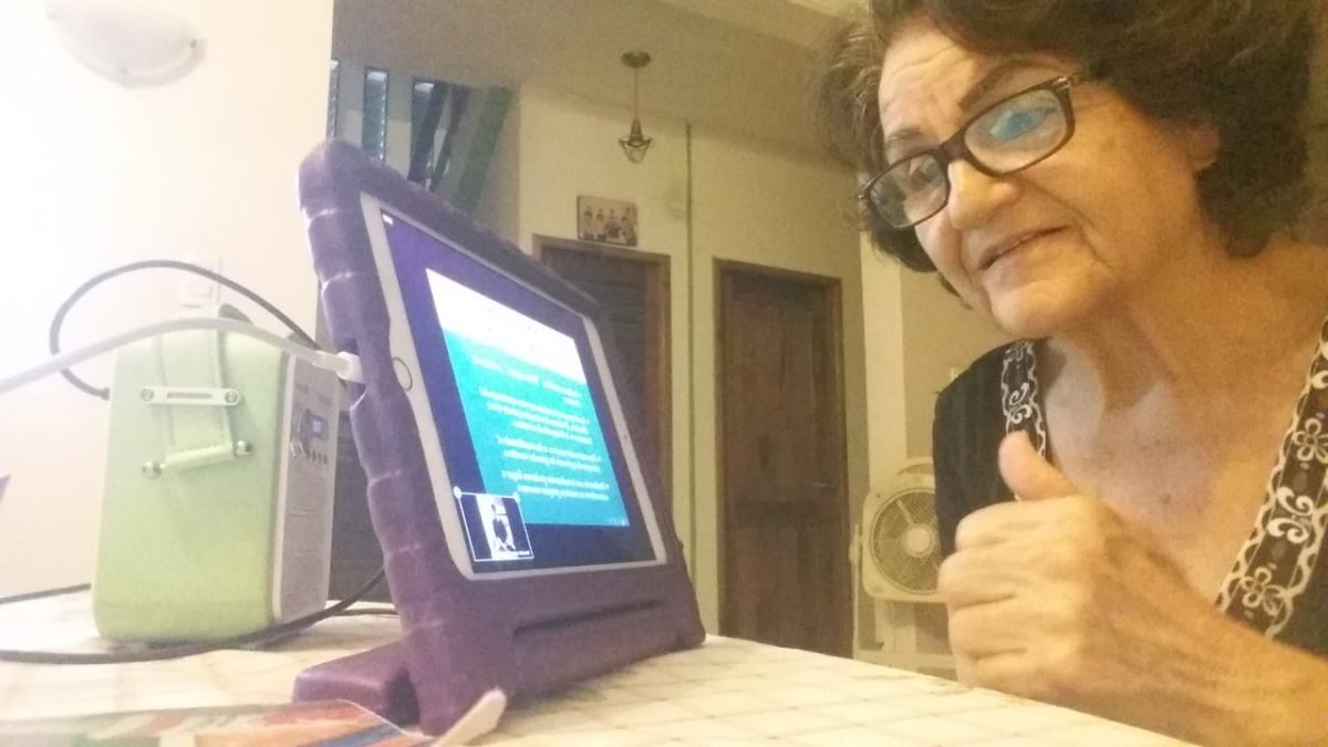 Tecnología. Diana Toscano se muestra atenta a las clases de yoga que recibe através del Zoom