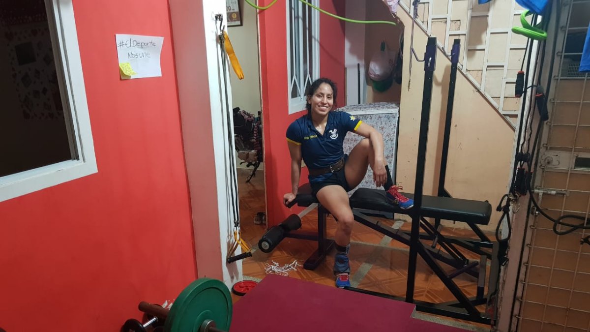 La deportista entrena en casa y sale a correr a la calle.