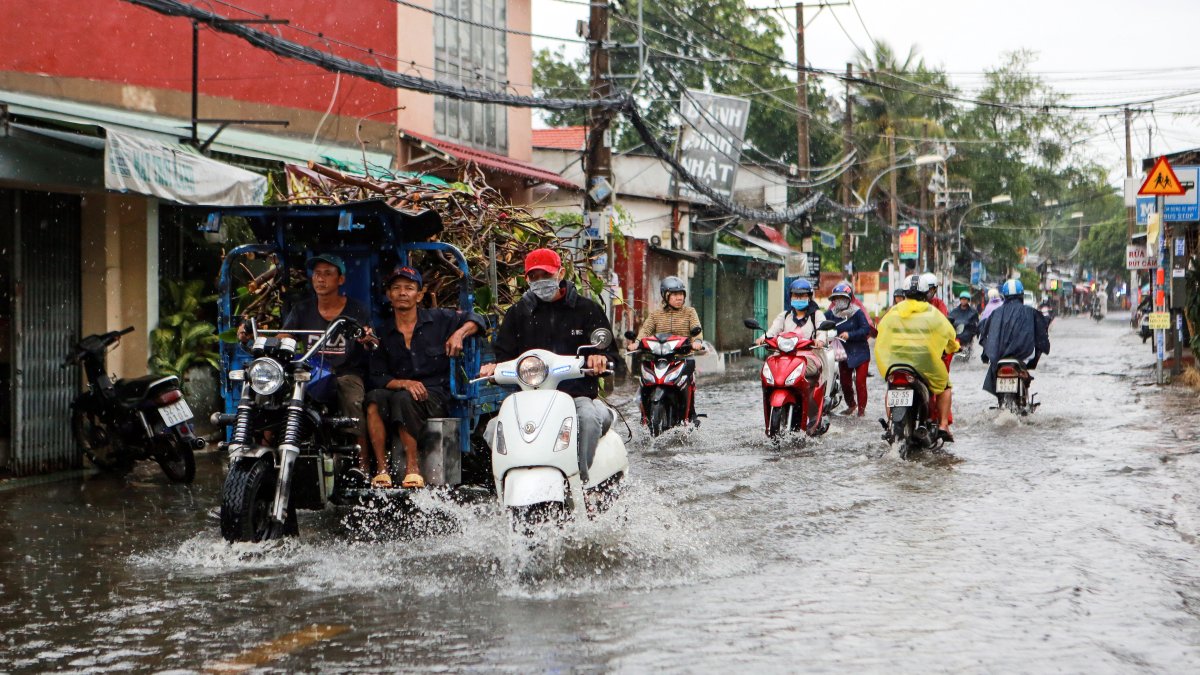 Ho Chi Minh. La circulación vehicular enfrenta regularmente las inundaciones en la capital vietnamita, un problema que creció en los últimos 25 años.