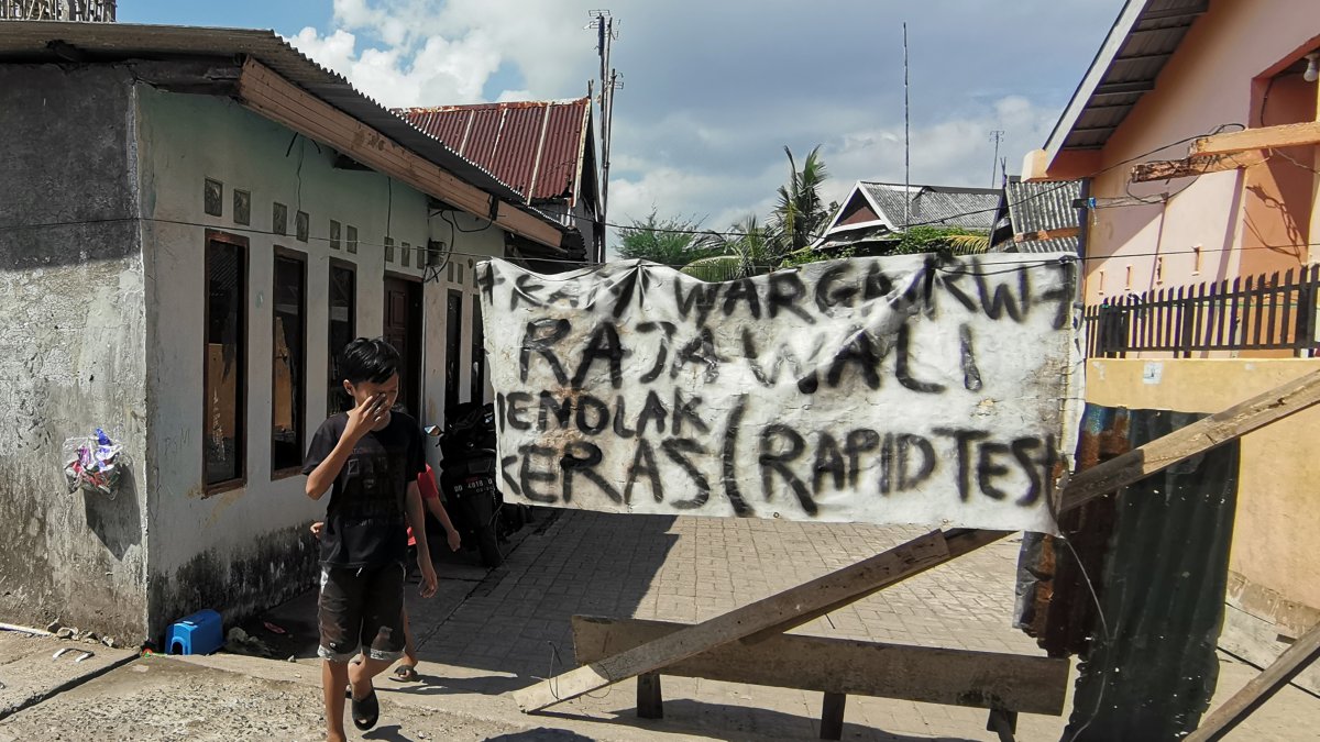 En Indonesia rechazan los entierros sanitarios y las pruebas rápidas contra el COVID-19, así lo expresaron en este cartel, el pasado 8 de junio en la aldea de Makassar, South Sulawesi