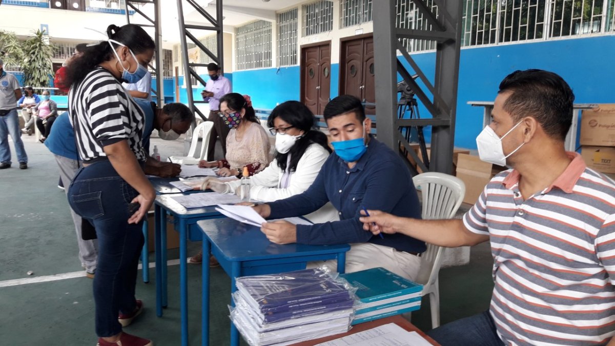 Padres de familia acuden a los planteles a retirar los libros gratis para sus hijos.