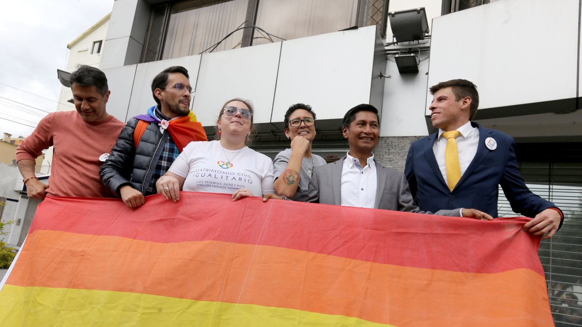 Hace un año, activistas de la comunidad LGBTI celebraron en los exteriores de la Corte Constitucional en Quito los fallos favorables