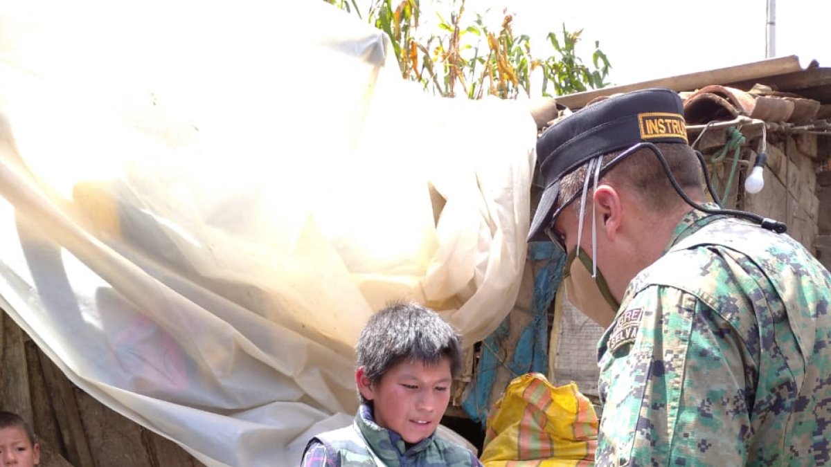 En Nizag, Alausí, Baltazar recibió una computadora portátil, libros y otros materiales.
