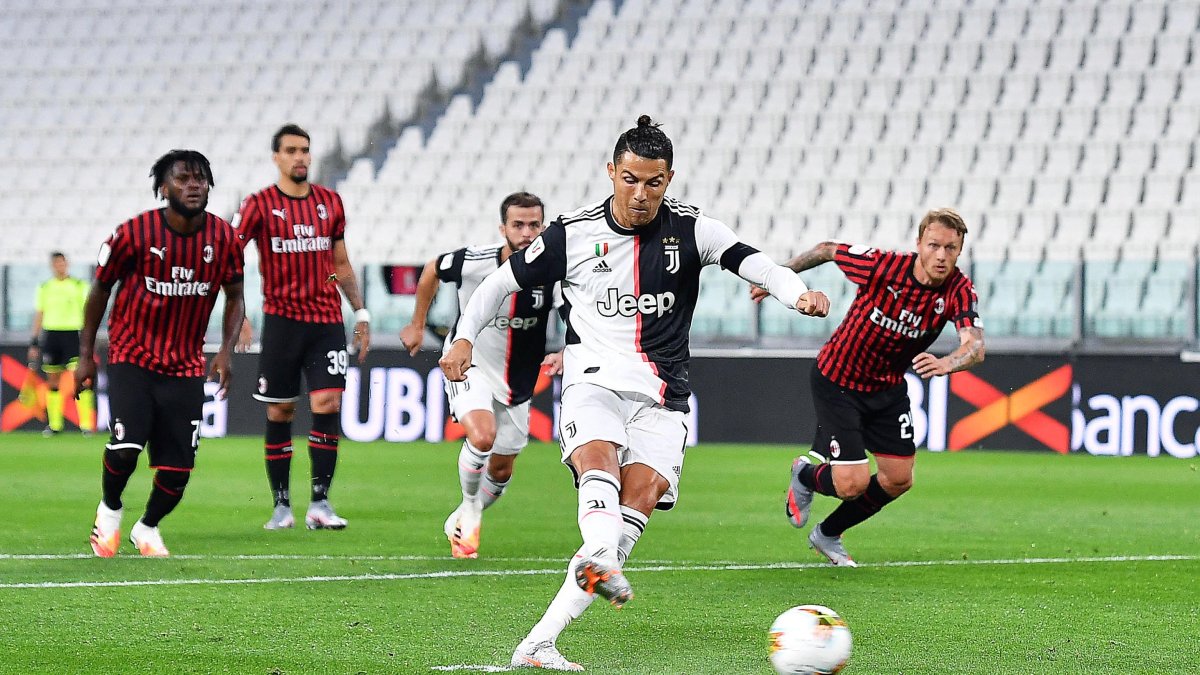 Cristiano Ronaldo (C) falló un penal durante el primer tiempo. El portugués estuvo lejos de su mejor nivel
