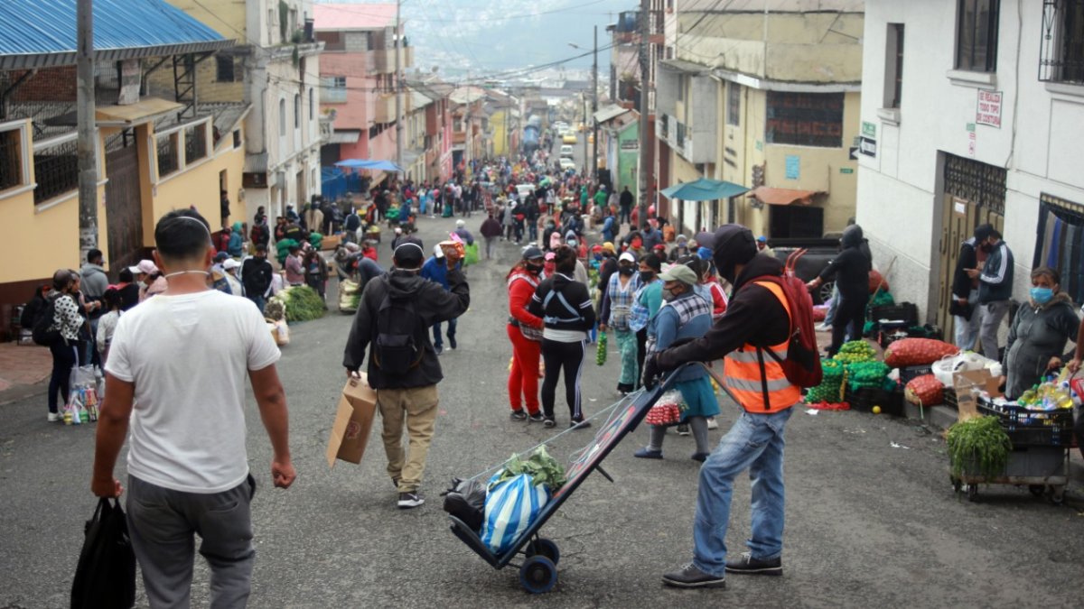En las calles aledañas a San Roque hay ventas informales que, según los moradores del sector, no cumplen la snormas sanitarias básica en épocas de pandemia.