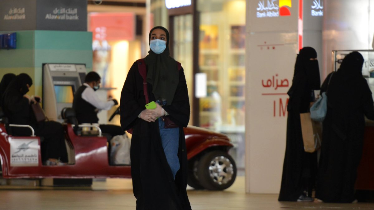 RIAD. Una mujer camina por uno de los pasajes de un centro comercial. Las actividades comerciales se han reiniciados, en las escalada por la emergencia sanitaria.