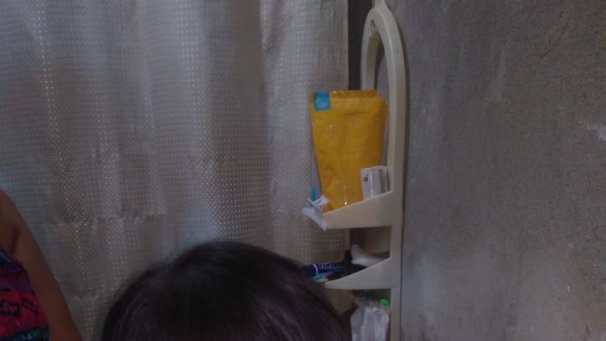 Silvana Vargas enseña a su hija a lavarse las manos, para cuidar de su salud.