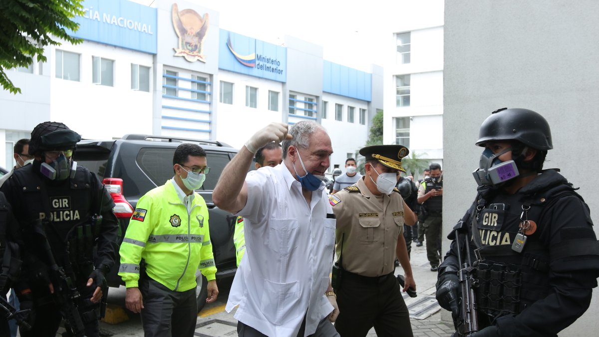 Bucaram fue detenido el 3 de junio, pero cumple arresto domiciliario por un delito de tráfico de armas.