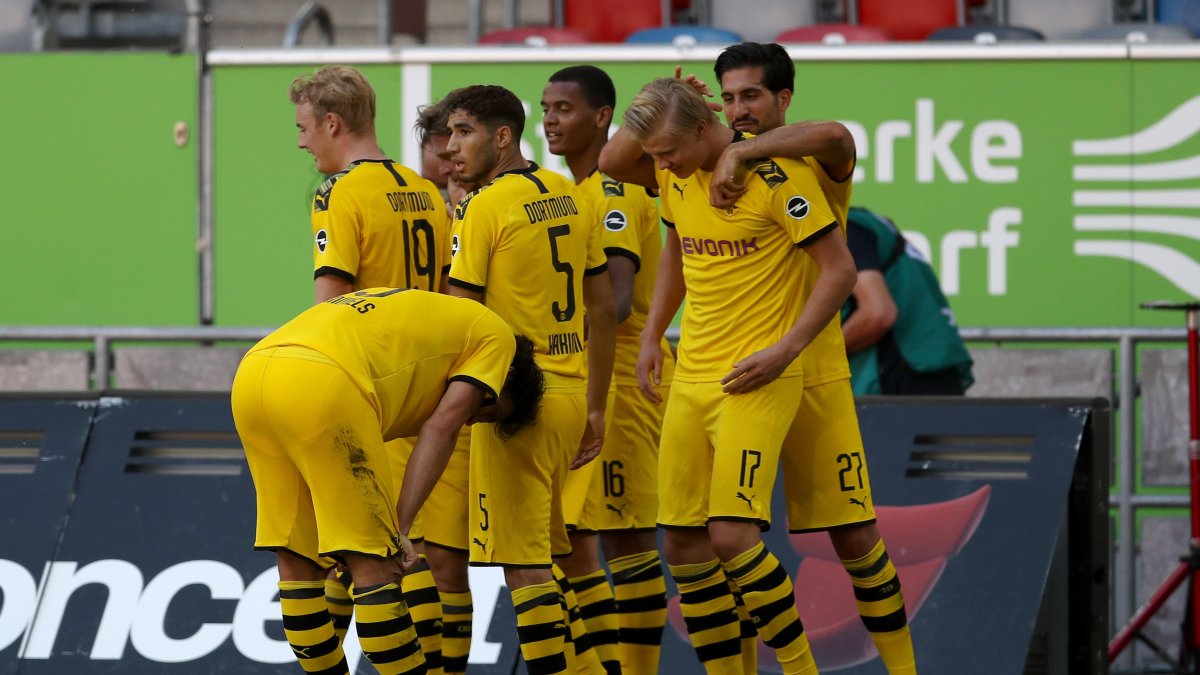 Erling Haaland, del Borussia Dortmund, es felicitado por sus compañeros luego de marcar el único gol del compromiso.