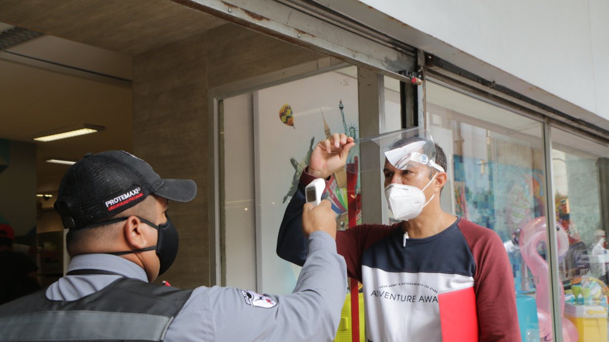 Locales comerciales de Guayaquil tomaron sus medidas de bioseguridad para sus clientes.