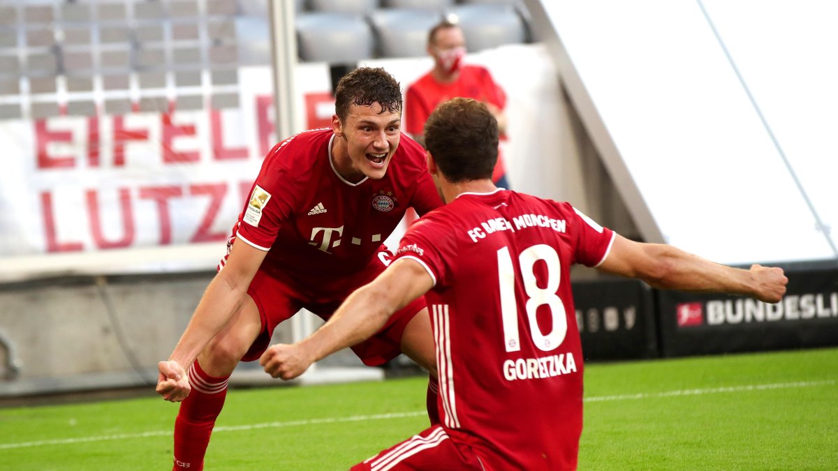 Leon Goretzka (derecha) celebra el segundo gol del Bayern en el Allianz Arena