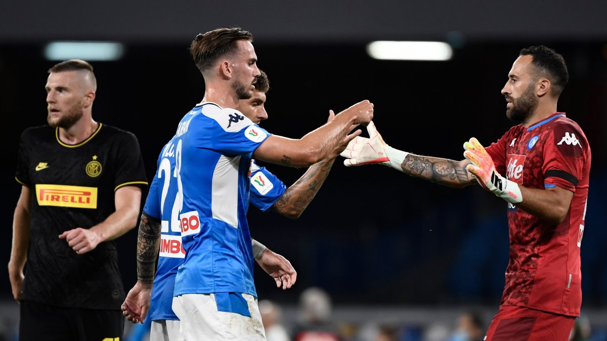 El golero David Ospina es felicitado por uno de sus compañeros al finalizar el encuentro.