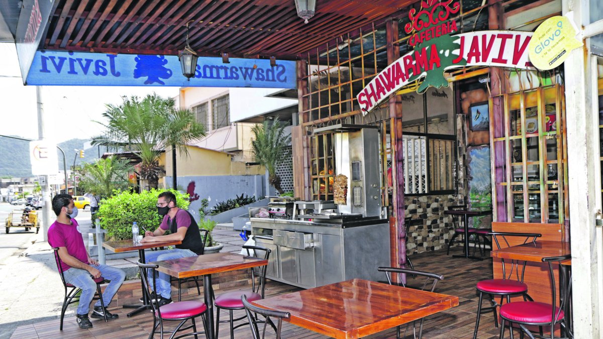 Escenario. Algunos locales ya tenían sillas y mesas afuera antes de la ordenanza, aunque la administración anterior insistía en que no era permitido. En algunos casos, hasta hubo clausuras.