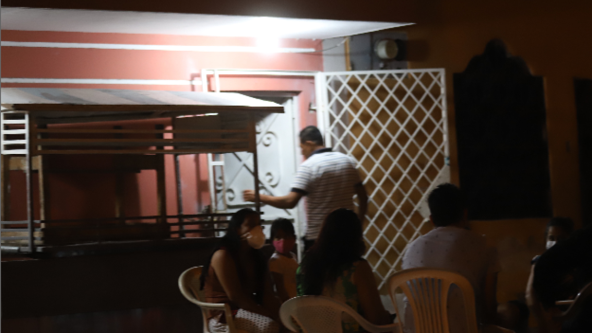 Reuniones. El ECU-911 ha registrado cientos de casos de grupos de personas que se juntan en el exterior de casas con música y bebidas alcohólicas.
