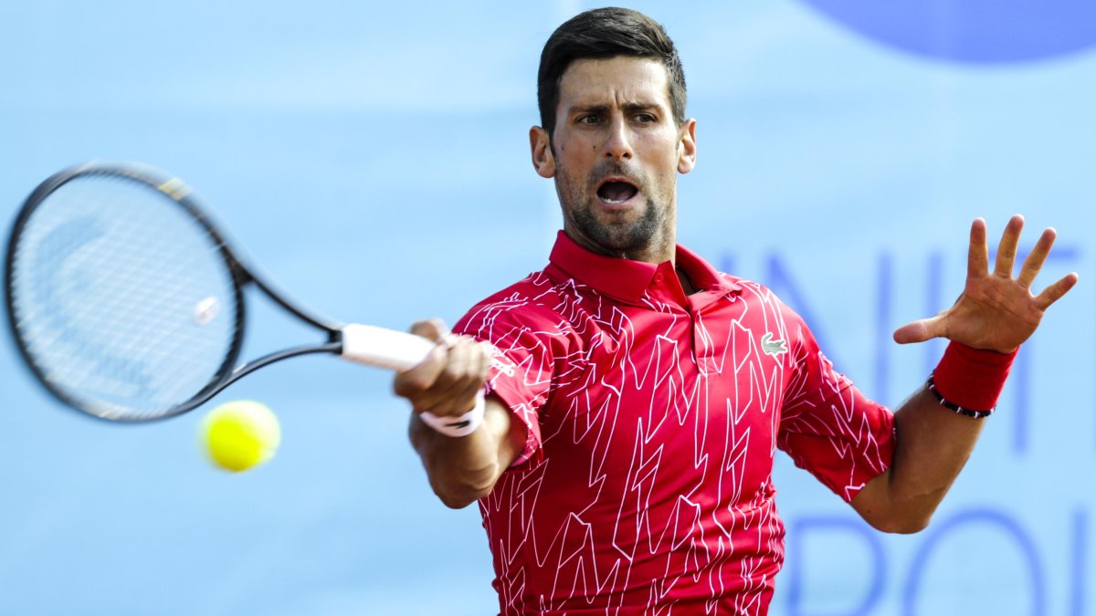 Novak Djokovic, organizador de una serie de partidos de exhibición, no los podrá llevar a Montenegro por el coronavirus.