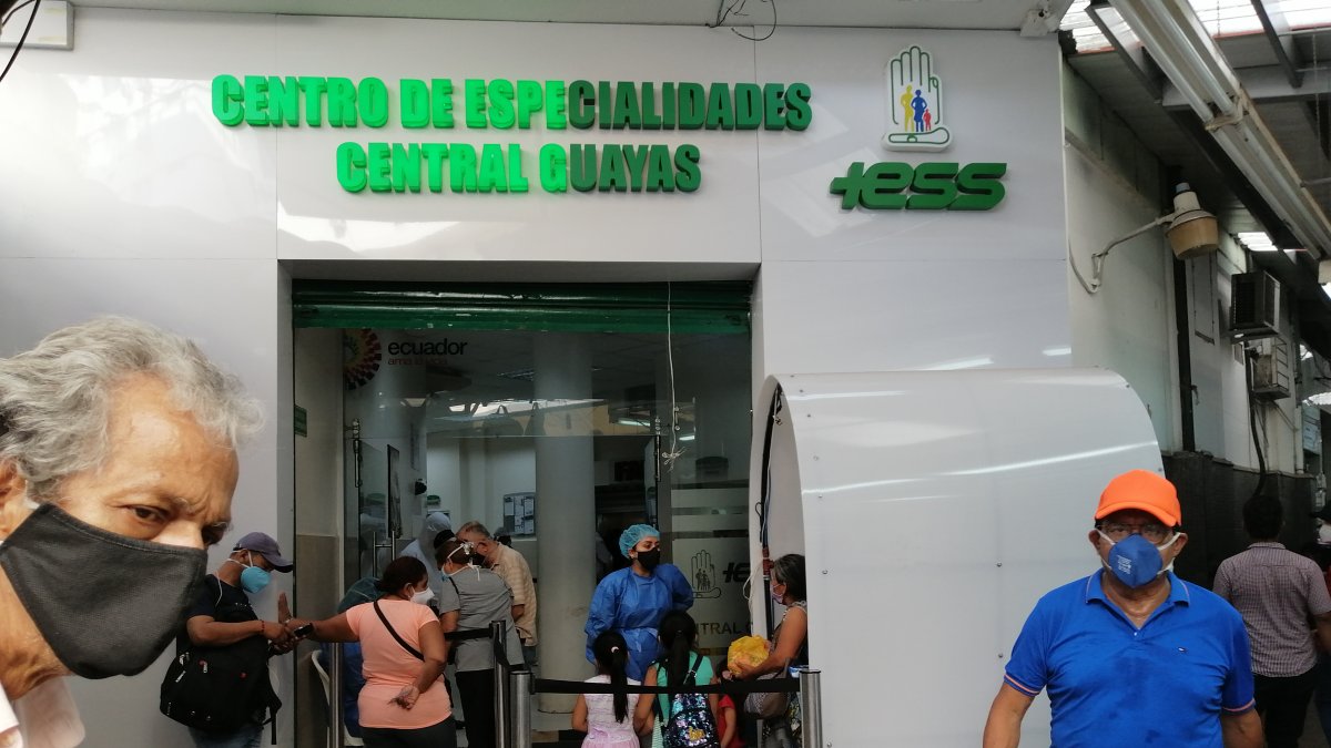 Personas reclaman en el dispensario del IESS, ubicado en la Bahía de Guayaquil, que ese día tenían cita médica y no sabían que la atención es solo por teléfono.