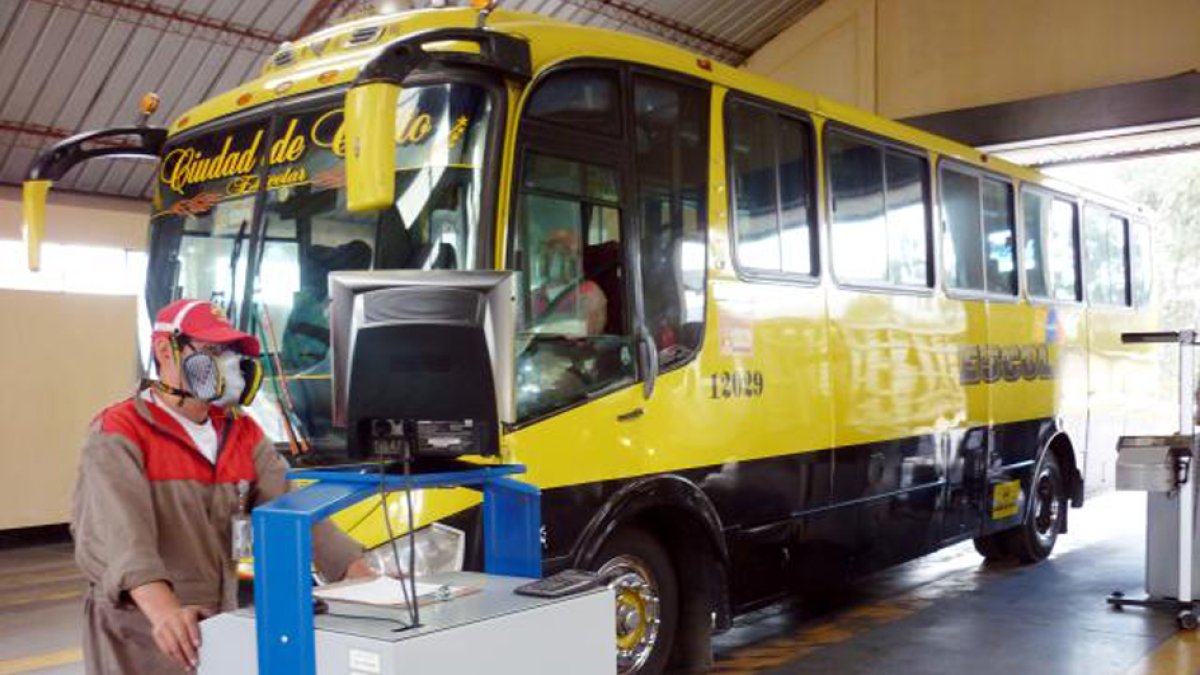 Uno de los temas en análisis es si los vehículos comerciales y de transporte de pasajeros deben quedar exentos o no de la revisión técnica .