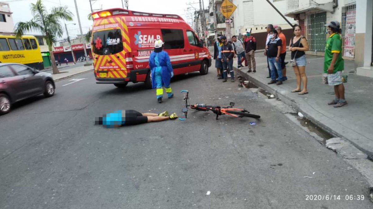 Una escena del accidente de esta mañana, en la calle Portete y la 37.