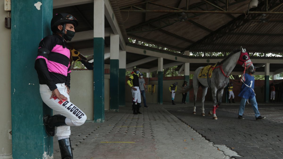 Los jockeys utilizaron mascarillas a la hora de competir como medida de sanidad.