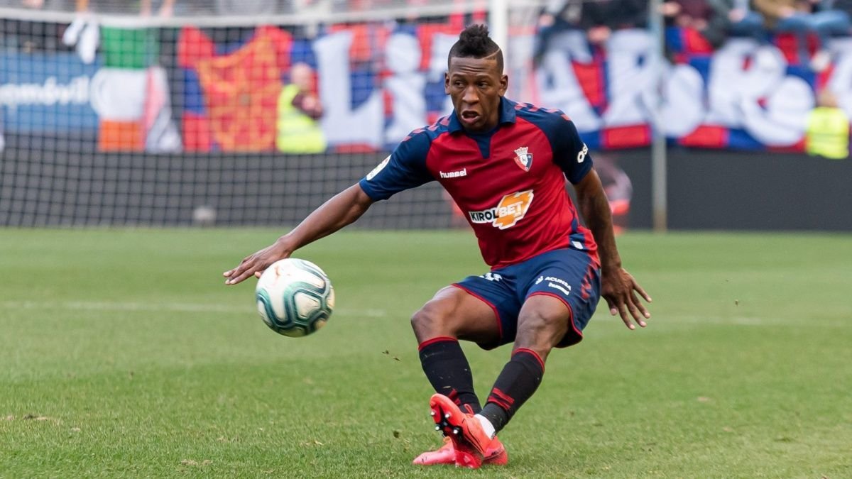 Pervis Estupiñán, lateral ecuatoriano, cumplió eficazmente en la reanudación de la Liga española.