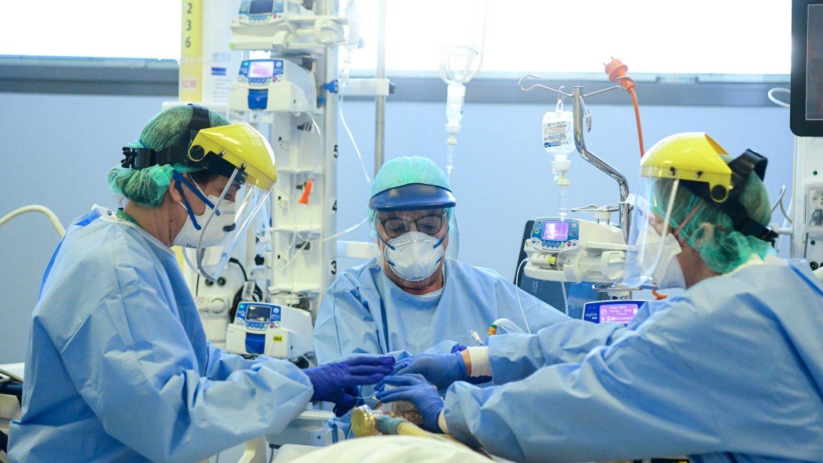 Miembro del personal médico cuida a un paciente infectado por el nuevo coronavirus, en abril pasado, en el hospital ASST Papa Giovanni XXIII en Bérgamo, Italia.