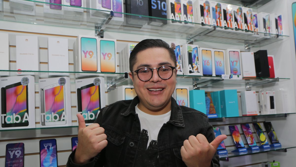 Mauricio está dedicado a la venta de teléfonos celulares.
