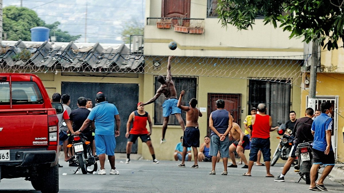 Realidades. Calles de los barrios y de algunas ciudadelas de varios sectores del norte y sur de Guayaquil son transformadas en canchas para practicar los deportes populares.