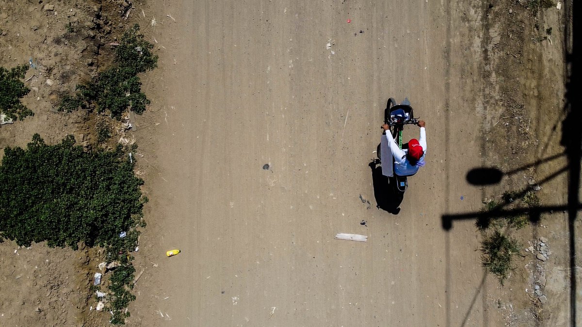 La profesora recorre en su bicicleta el cantón Playas.