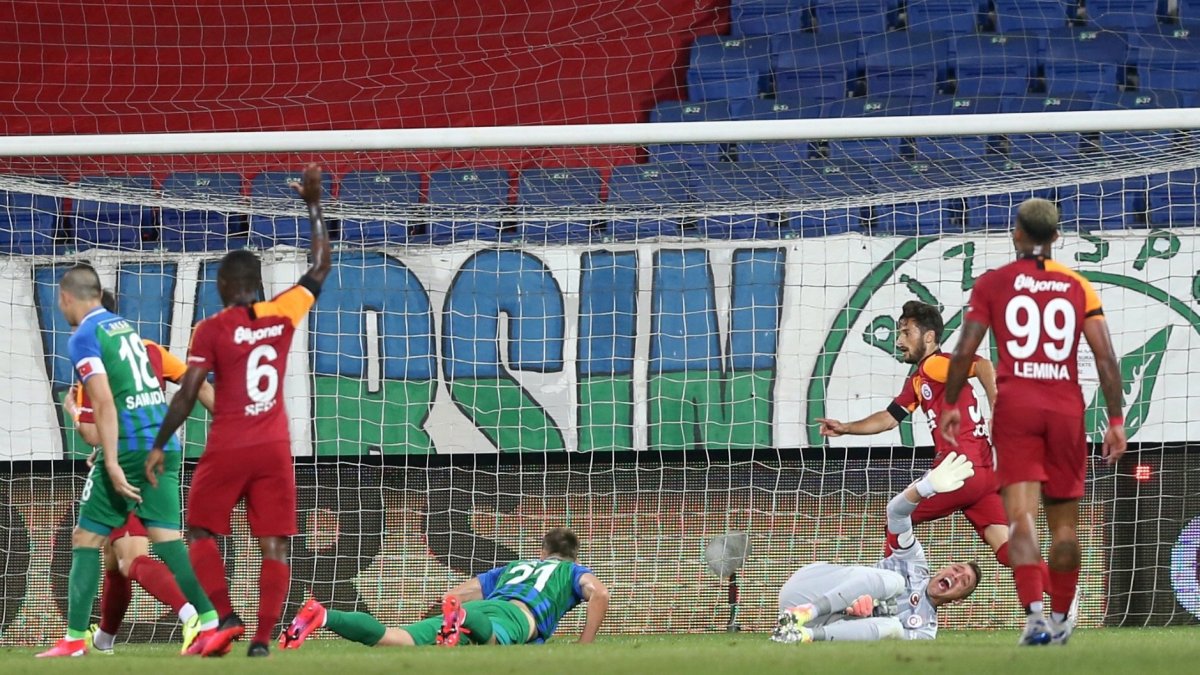 El portero del Galatasaray, Fernando Muslera (d-abajo), se lesionó durante el partido de la SuperLiga turca frente al Caykur Rizespor.