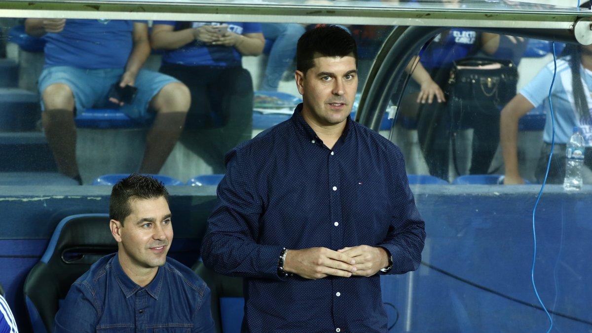 El técnico de Emelec, Ismael Rescalvo (d), habló de diversos temas con los periodistas.