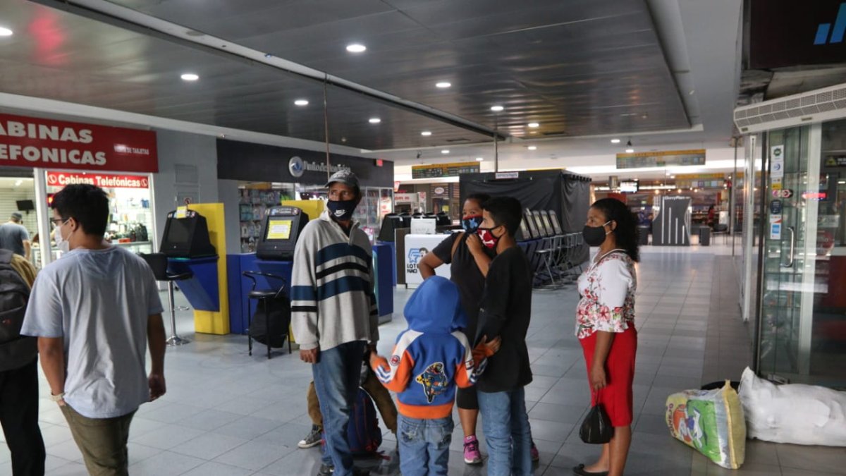 Hecho. Las familias acudieron a la Terminal Terrestre, pero las boleterías están cerradas.