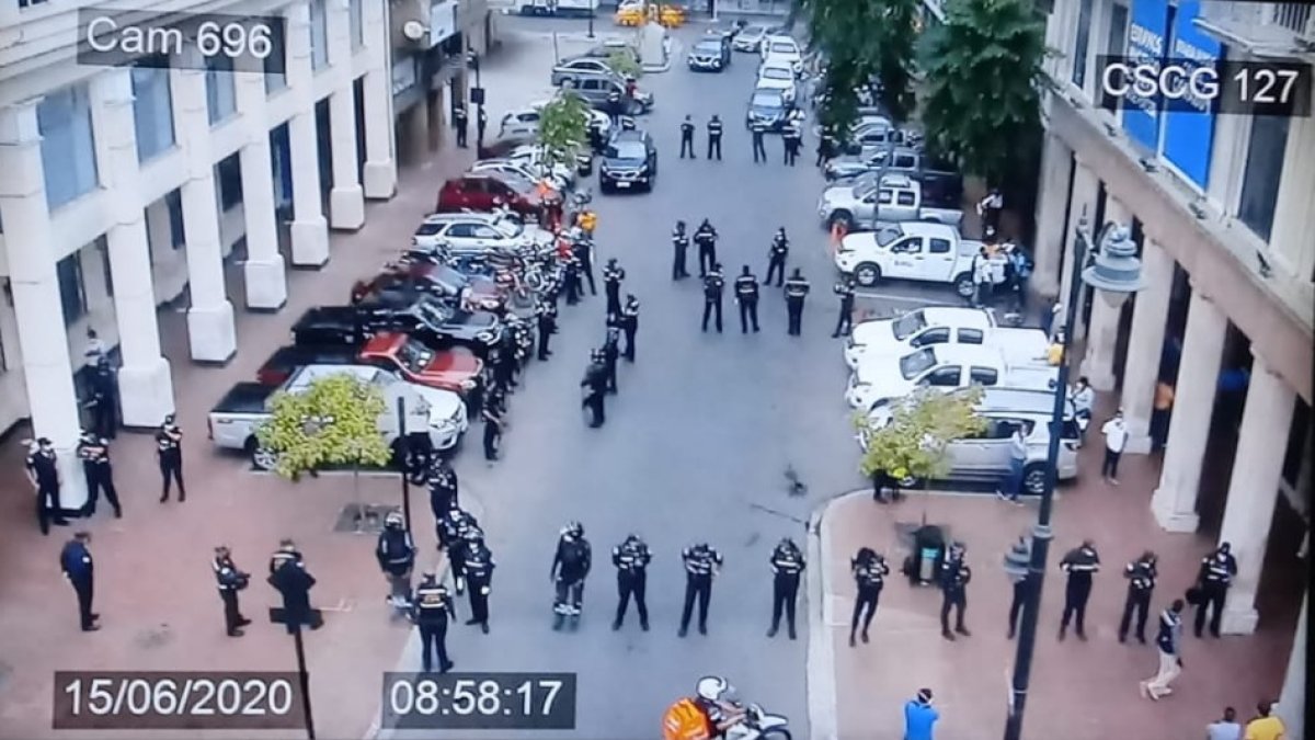 Es una imagen de  una de las cámaras de seguridad que vigilan las inmediaciones de la Prefectura en la que se puede observar a los policías locales resguardar el lugar.