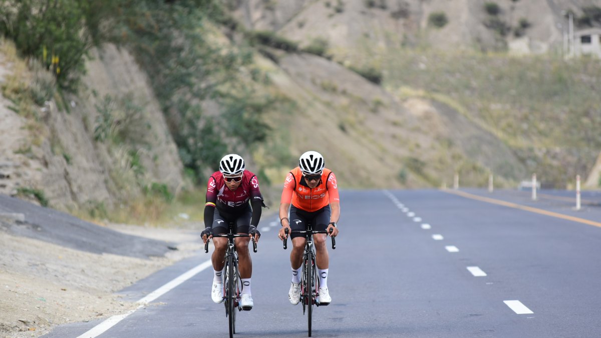 El ciclista ecuatoriano (d) entrena ya hace varias semanas por las carreteras de su natal Carchi. Lo suele hacer acompañado de varios colegas.