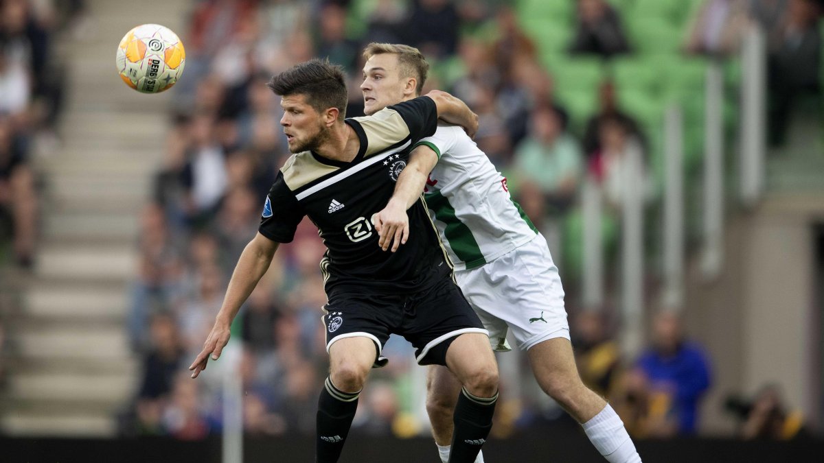 Klaas-Jan Huntelaar (i) no ha sido figura en los últimos meses en el Ajax, pero es visto como emblemático por la nueva generación seguidora del equipo holandés.