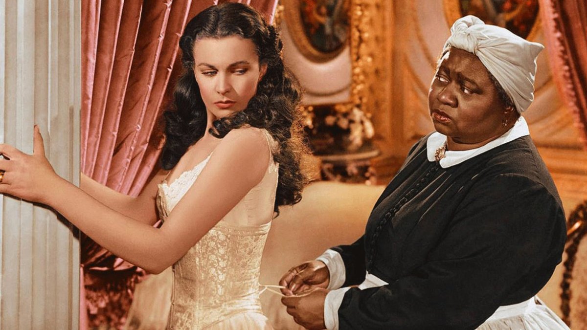 Hattie McDaniel (derecha) en una escena hoy censurada de Lo que el viento se llevó.