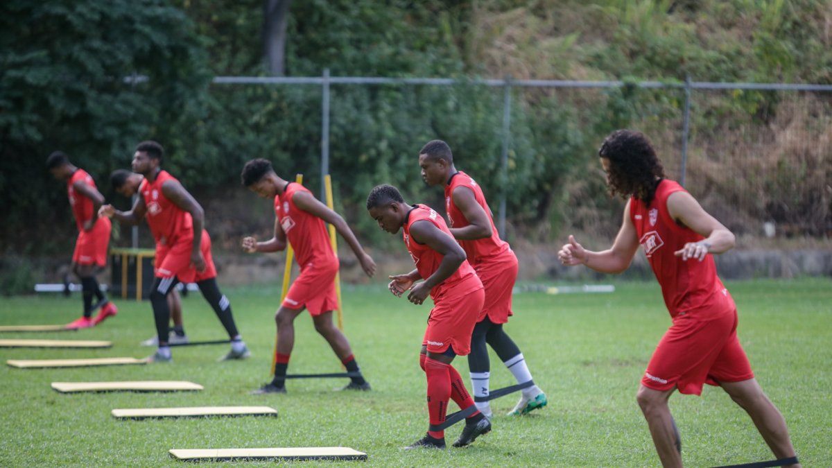 Los jugadores de Barcelona fueron citados a las 08:30 a la cancha alterna del estadio Monumental.