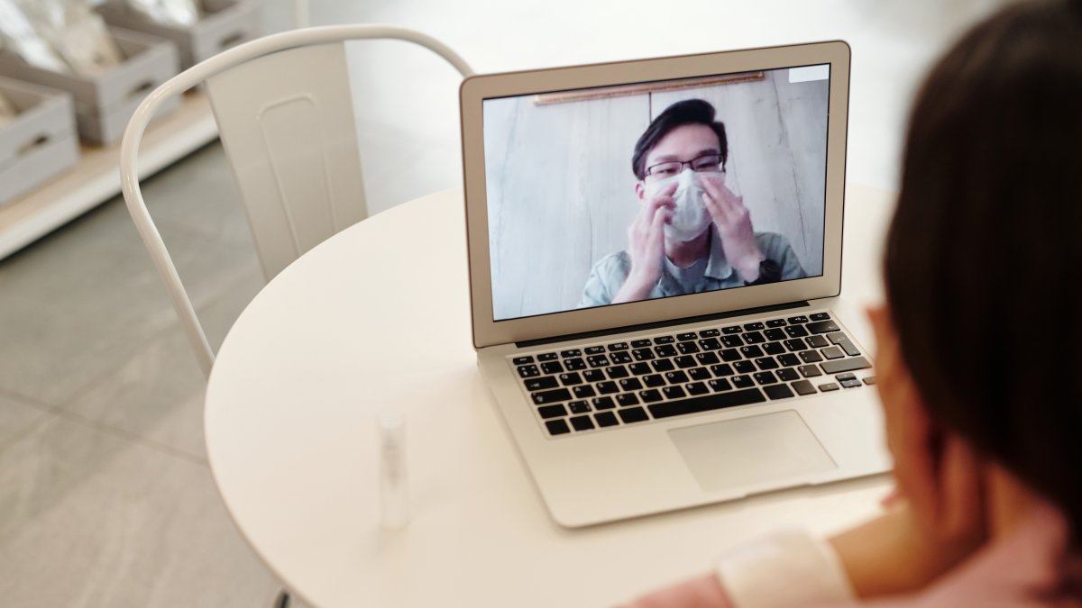 En las últimas semanas, todo contacto con otros, ya sean compañeros de trabajo, amigos o familiares, ha estado mediado por una pantalla.