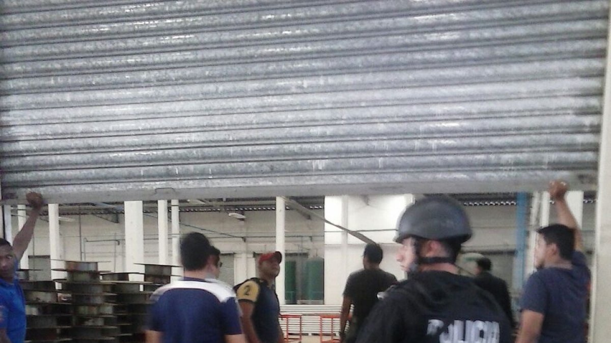 En julio de 2015, la Fiscalía intervino 25 bodegas de la empresa Fondo Global de Construcción, en Guayaquil.