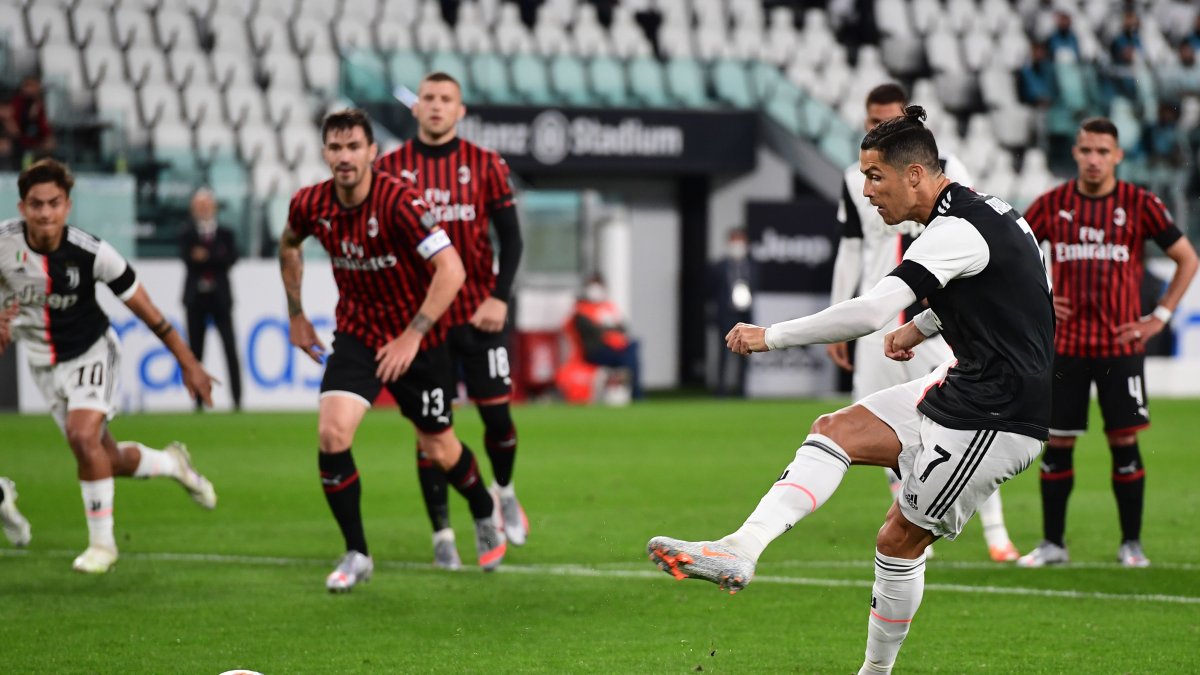Cristiano Ronaldo falló un penal y además estuvo errático en el regreso del fútbol en Italia.
