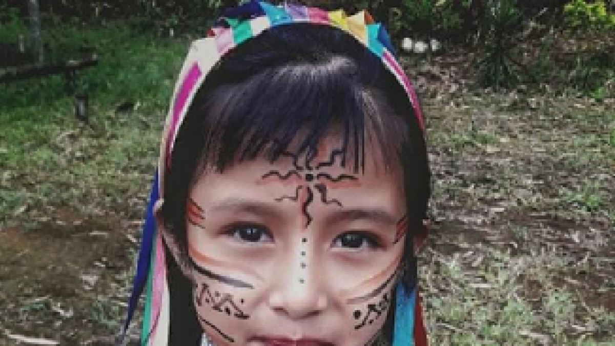 Traje. A sus siete años, Yoshili Calazacón conserva la vestimenta y accesorios con plumas y semillas como utilizaban sus antepasados.