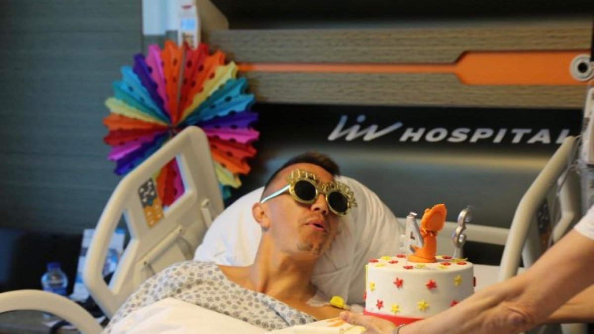 El uruguayo Fernando Muslera apaga la vela en una torta por su cumpleños número 34.