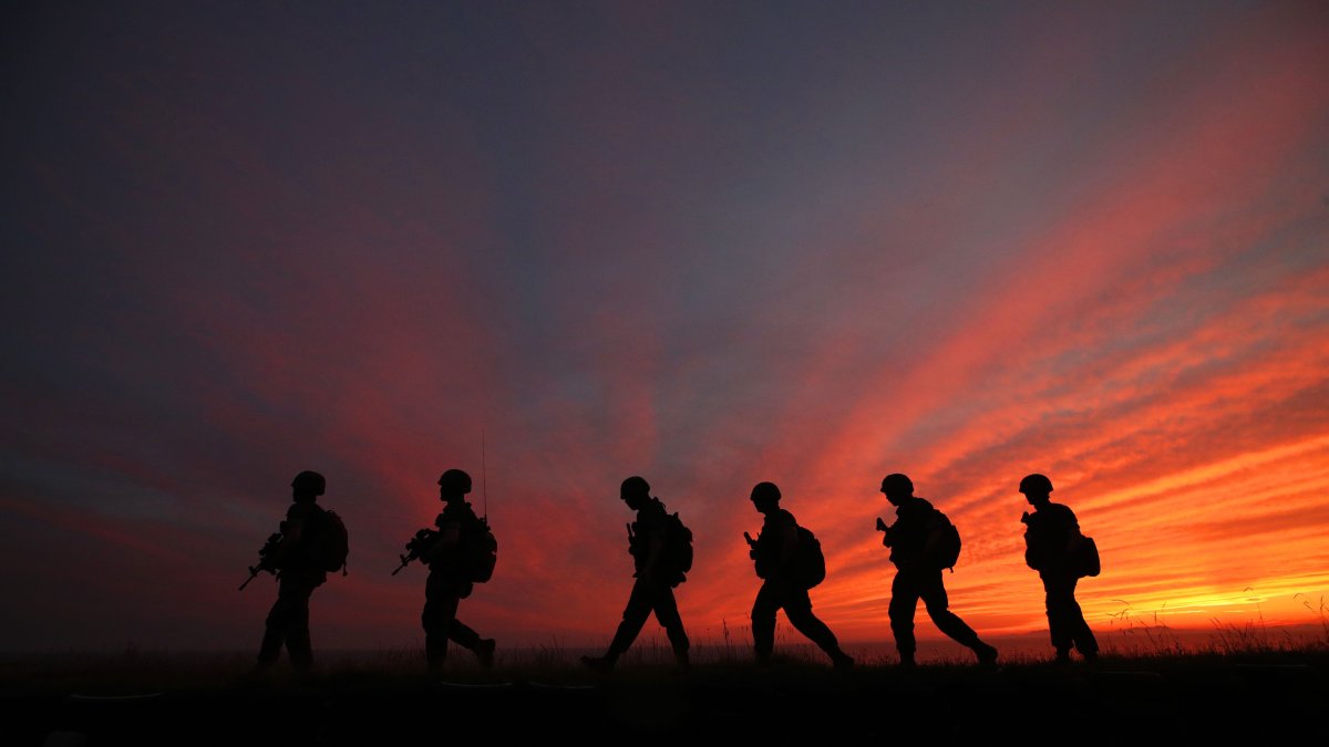 YEONPYEONG. Los marines surcoreanos patrullan durante la puesta de sol esta isla bajo control de Pyongyang, cerca del límite marino norte con Corea del Norte.