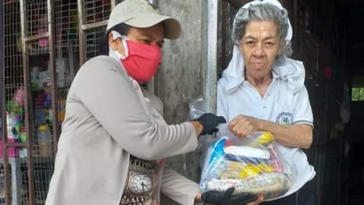 Familias de diferentes sectores de Guayaquil recibieron una funda de alimentos.
