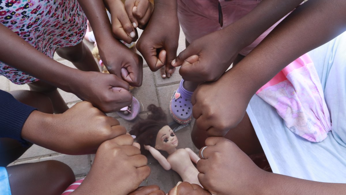 Un grupo de niñas afroecuatorianas del sector la Trinitaria de Guayaquil,.