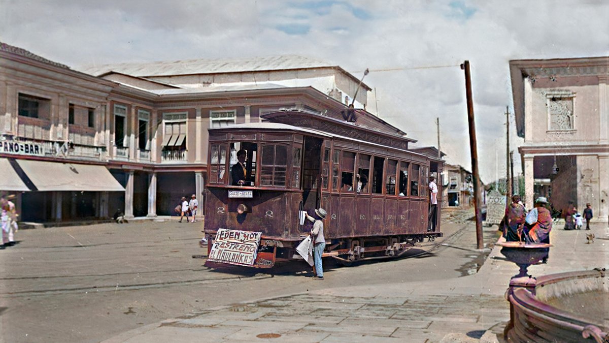 Un tranvía, con publicidad del Teatro Edén, circula por un tramo ahora cerrado de la calle Vélez, junto a la Plaza de San Francisco. Foto de 1918, restaurada digitalmente por Édgar Landívar.