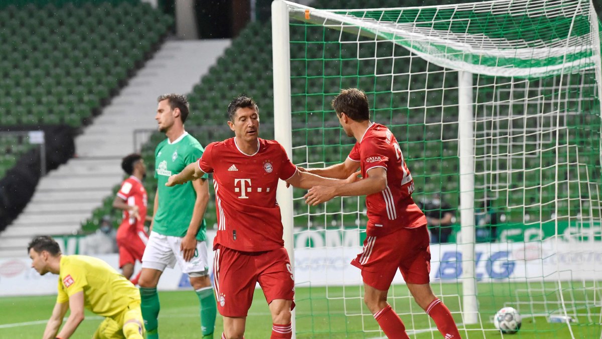 El polaco Robert Lewandowski (centro) festeja el gol que le dio la victoria al equipo y por consecuencia un nuevo campeonato